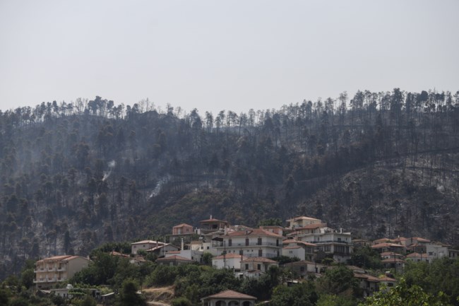 Φωτιά στην Εύβοια: Μάχη με τις αναζωπυρώσεις σε Γούβες, Γαλατσώνα και Γεράκι