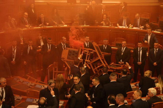 Χάος στην αλβανική Βουλή: Η αντιπολίτευση άναψε καπνογόνα για να μην ψηφιστεί ο προϋπολογισμός [εικόνες-βίντεο]