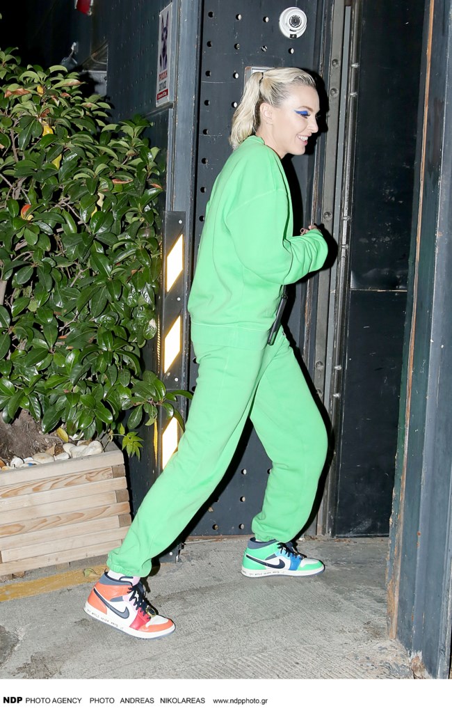 Tάμτα: Με athletic look και δύο διαφορετικά sneakers στα Mad Awards