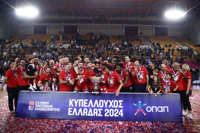 Η απονομή της κούπας στον Ολυμπιακό [Βίντεο, εικόνες]