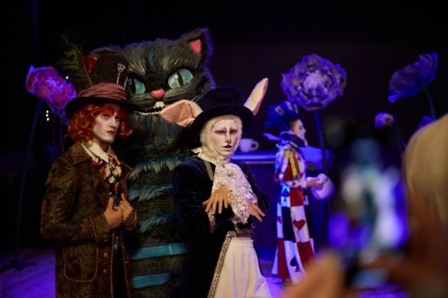 H "Αλίκη στη Χώρα των Θαυμάτων" σε ένα φαντασμαγορικό show