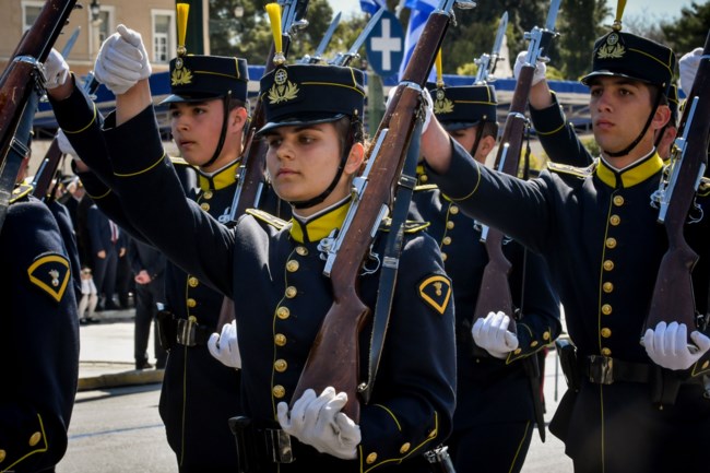 Νέοι μισθοί Ενστόλων: Αυξήσεις και αναδρομικά έως 3 μήνες – Οι ημερομηνίες πληρωμής και τα ποσά