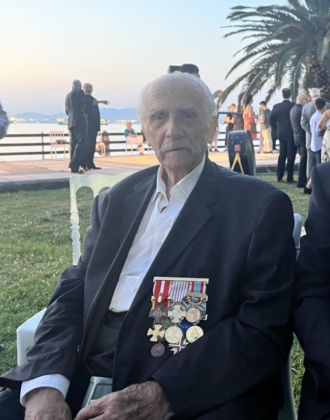 Επέτειος αποκατάστασης της δημοκρατίας: Ο πρώην λεγεωνάριος που συνόδευσε τον Καραμανλή στην ιστορική πτήση εξιστορεί