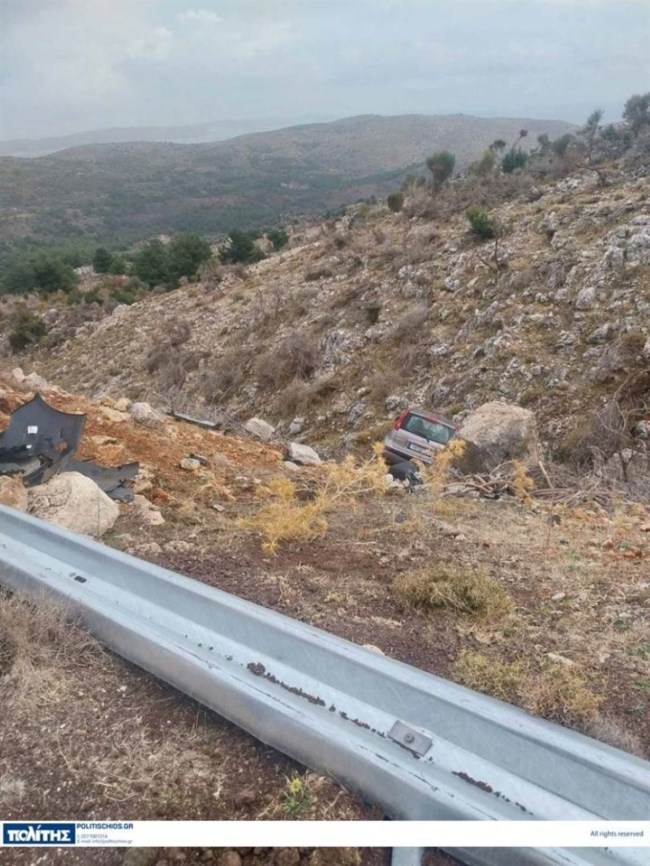 Χίος: Tροχαίο ατύχημα με 97χρονο οδηγό - Έπεσε σε χαράδρα και τραυματίστηκε [εικόνες]