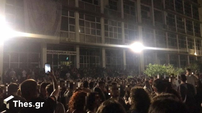 Θεσσαλονίκη: Εκατοντάδες άτομα στο κορονο-πάρτι του ΑΠΘ - Συνωστισμός και στο Ηράκλειο Κρήτης [Εικόνες]