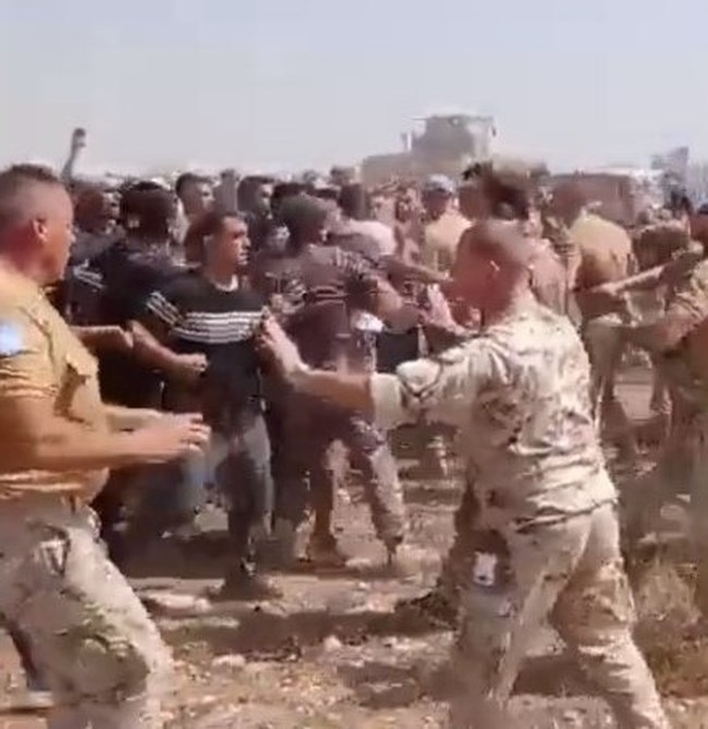 Βίντεο ντοκουμέντο: Οι Τουρκοκύπριοι χτυπούν με μπουνιές και κλωτσιές τους άνδρες του ΟΗΕ - Καρέ καρέ το άγριο ξύλο