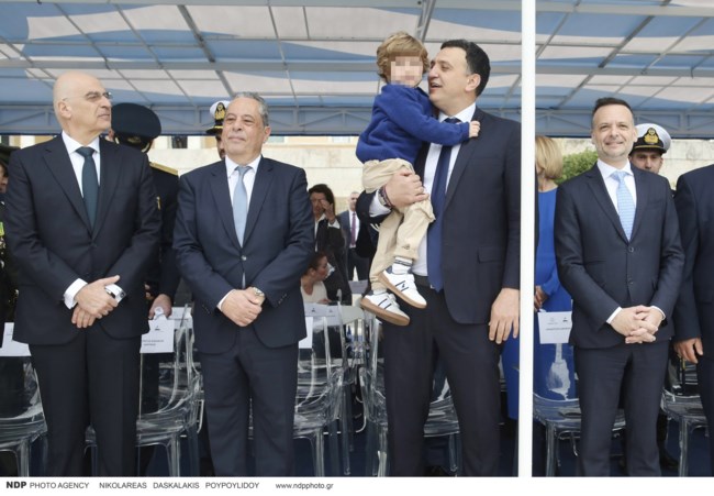 Τρυφερός μπαμπάς ο Κικίλιας: Με τον γιο του αγκαλιά στην παρέλαση της Αθήνας [εικόνες]