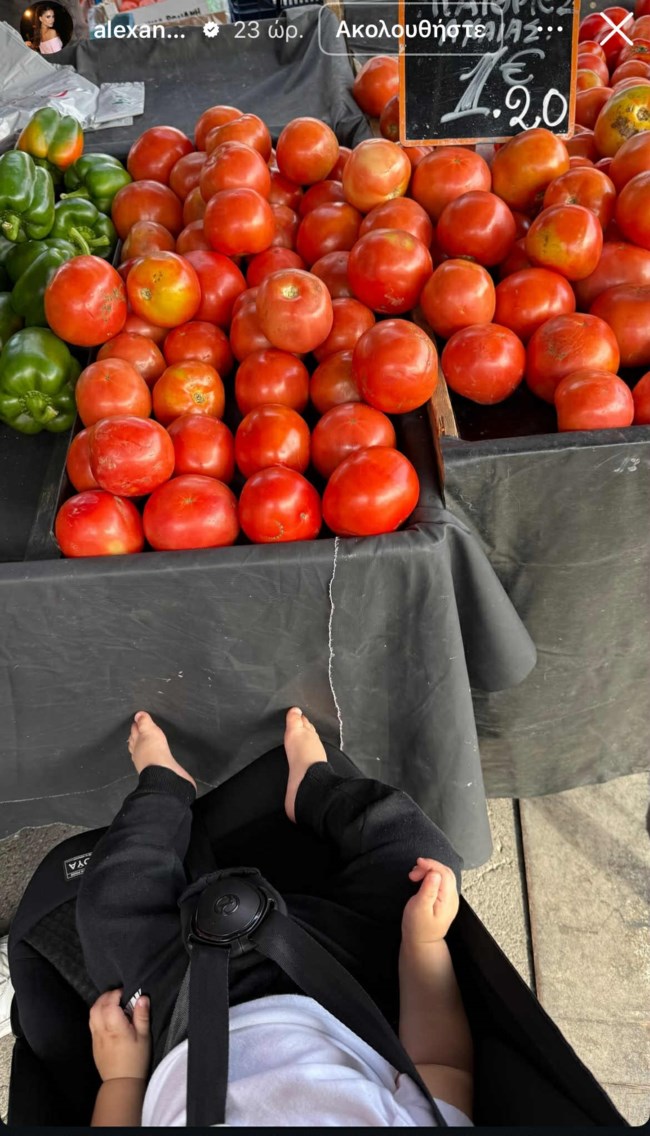 Η Αλεξάνδρα Νίκα με τον γιο της στη λαϊκή αγορά της γειτονιάς της