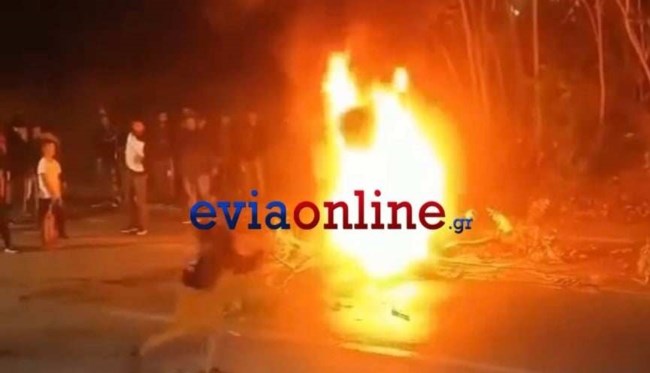 Νέα επεισόδια στη Χαλκίδα σε πορεία των Ρομά - Άναψαν φωτιές και καπνογόνα [Βίντεο]