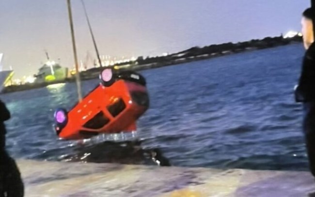 Σαλαμίνα: Αυτοκτονία βλέπουν οι Αρχές στη βουτιά του ηλικιωμένου στη θάλασσα - Διέσχισε όλο το λιμάνι με το ΙΧ