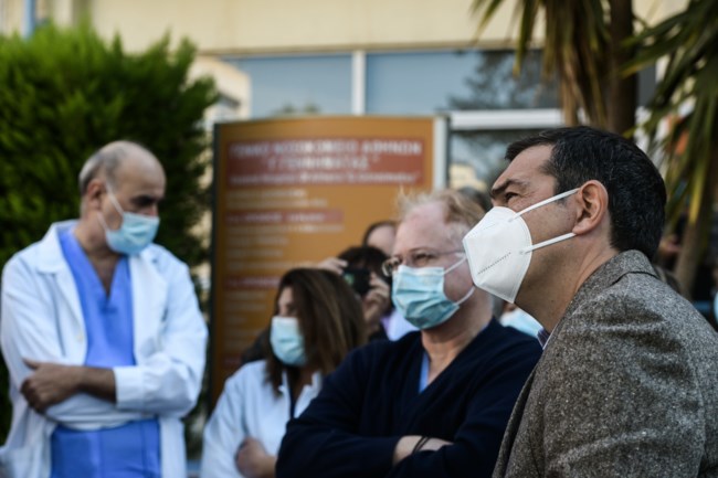 Επίσκεψη Τσίπρα στο "Γεννηματάς": Η χώρα βιώνει μια τραγωδία και η κυβέρνηση δεν ενισχύει το ΕΣΥ [εικόνες]