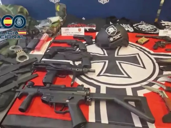 Νεοναζιστικό υλικό και οπλοστάσιο στην Ισπανία: Έφοδος και συλλήψεις της αμερικανικής οργάνωσης The Base [βίντεο]