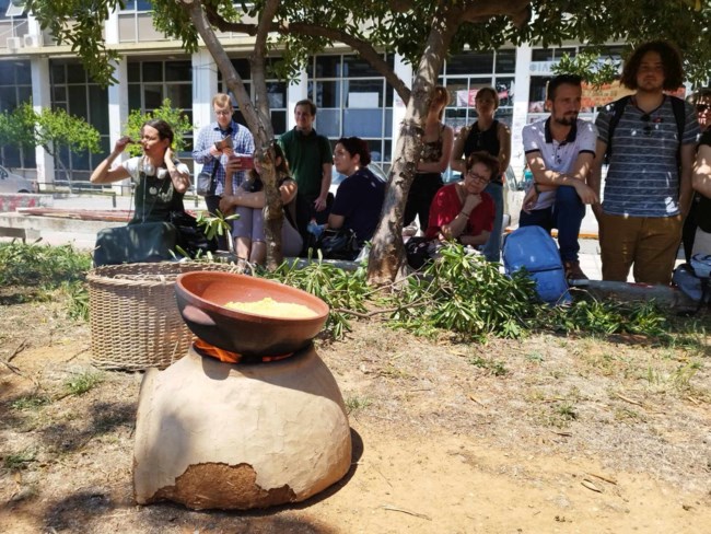 Θεσσαλονίκη: Φοιτητές γευμάτισαν σε… προϊστορικό fast food που στήθηκε στο ΑΠΘ [εικόνες]