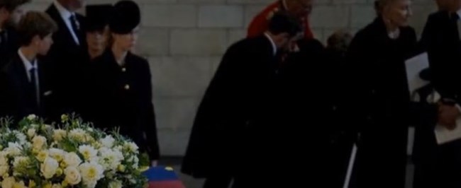 Γουέστμινστερ: Λιποθύμησε ξαδέρφη της βασίλισσας Ελισάβετ την ώρα που το φέρετρο έμπαινε στην αίθουσα [εικόνες-βίντεο]