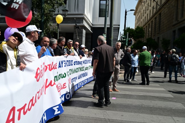 Απεργία: Χιλιάδες διαδηλωτές στο κέντρο της Αθήνας - Άνοιξαν οι δρόμοι, πώς κινούνται τα ΜΜΜ [εικόνες - βίντεο]