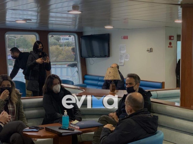 Στο πλοίο από Αρκίτσα για βόρεια Εύβοια ο Κυριάκος Μητσοτάκης [εικόνες]