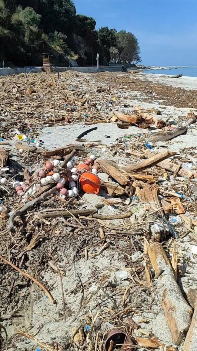 Typhoon Project: Ποιος είναι ο "Τυφώνας" που καθαρίζει τις ακτές του Πηλίου μετά την κακοκαιρία Daniel [εικόνες]