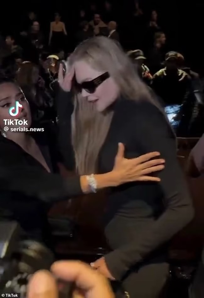 Απίστευτο επεισόδιο στο κόκκινο χαλί: Η Νικόλ Κίντμαν έσπρωξε τη Σάλμα Χάγιεκ - "Μη μ'αγγίζεις!"