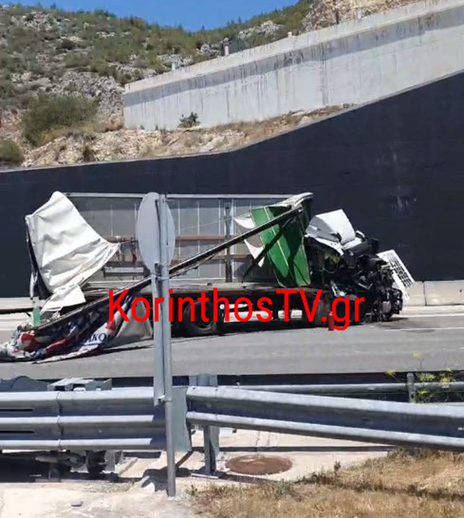 Σφοδρή σύγκρουση ανάμεσα σε δύο νταλίκες στην Εθνική Αθηνών - Κορίνθου: Τραυματίστηκε ένας οδηγός