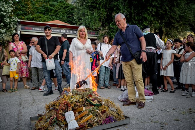 Γιορτάστηκε και φέτος ο Κλήδονας - "Διονυσιακές" εικόνες με φωτιές, ζουρνάδες και χορούς [εικόνες - βίντεο]