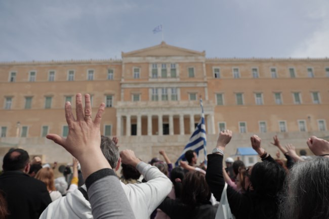 Επέστρεψαν οι "μούτζες των αγανακτισμένων" έξω από τη Βουλή- Από αντιεμβολιαστές υγειονομικούς σε αναστολή