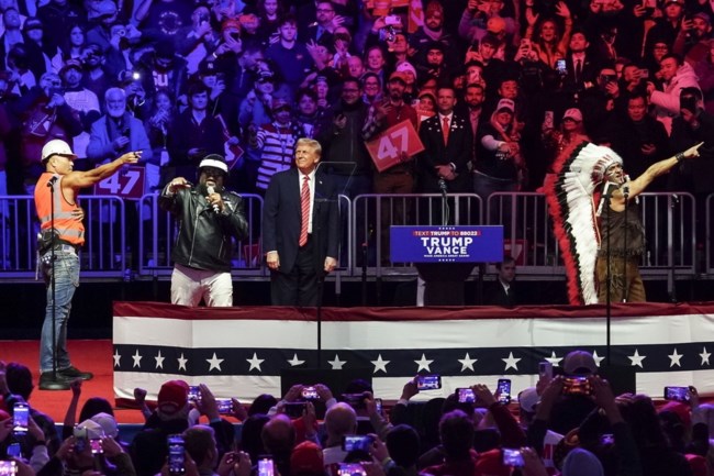 Τραμπ: "Θα σταματήσουμε την εισβολή των παράνομων μεταναστών" - Ο Μασκ υπόσχεται να κάνει τις ΗΠΑ "ισχυρές για αιώνες"