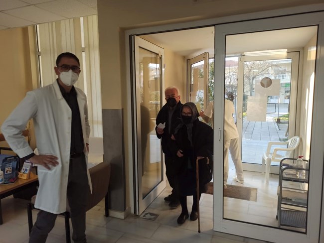 Συγκίνηση στις Σέρρες: Εμβολιάστηκε με την 3η δόση γιαγιά 107 ετών [εικόνες]