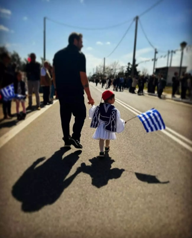 Όλοι κοιτούσαν τον γιο του Άκη Πετρετζίκη: Ο Αχιλλέας Πετρετζίκης πήγε στην παρέλαση ντυμένος τσολιάς και έκλεψε τις εντυπώσεις