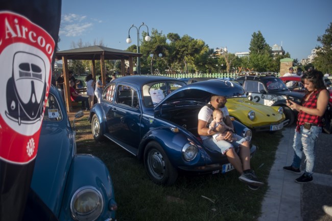 Αυτοκινούμενοι θησαυροί κλέβουν καρδιές στον Άλιμο - Εντυπωσιακές εικόνες με αυτοκίνητα αντίκες