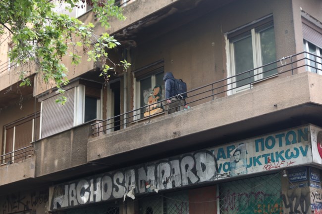 Εξάρχεια: Επιχείρηση της ΕΛ.ΑΣ. σε κτίριο υπό κατάληψη μετά τα επεισόδια του Σαββάτου - Βρήκαν πέτρες και καδρόνια