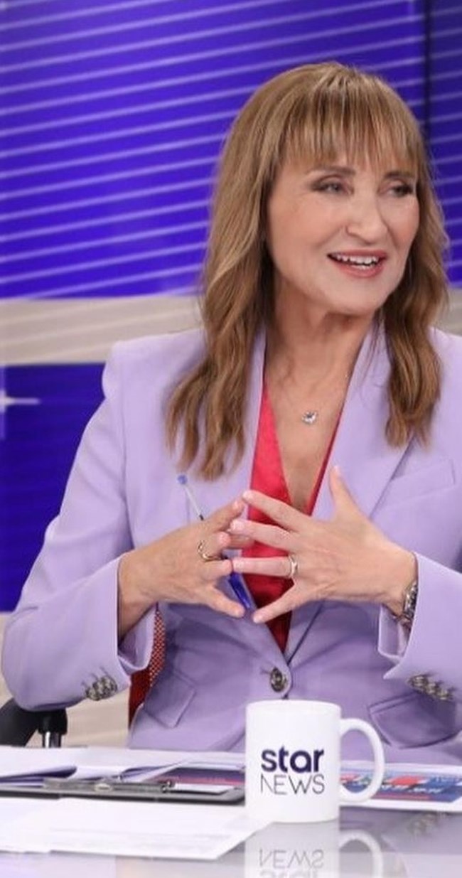 Μάρα Ζαχαρέα: Το ανοιξιάτικο λιλά κοστούμι που συνδύασε με έντονο τοπ και άνετες nude γόβες