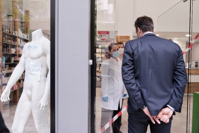 Επίσκεψη Μητσοτάκη... με μάσκα στο Παγκράτι - Συνομίλησε με καταστηματάρχες [εικόνες]