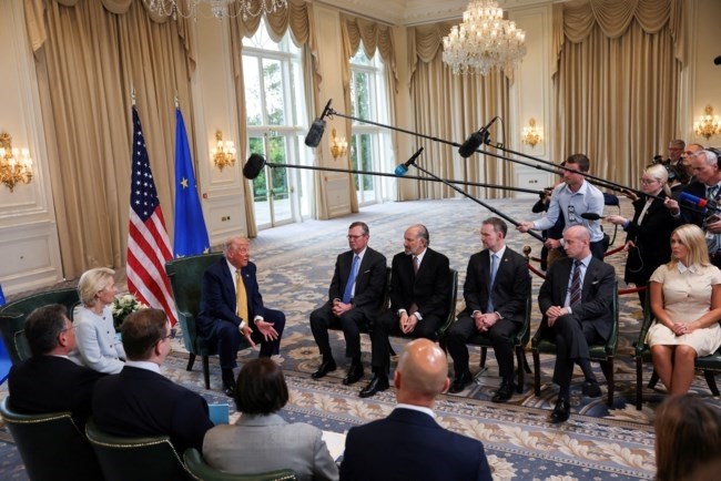 Πρώτη αντίδραση της ΕΕ στο "bullying" Τραμπ: Το Ευρωκοινοβούλιο "παγώνει" την εμπορική συμφωνία με ΗΠΑ