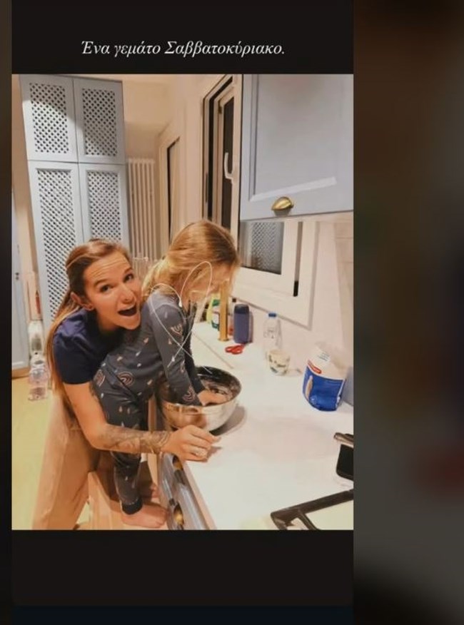 Στην κουζίνα του σπιτιού της Εριέττα Κούρκουλου Λάτση: Φτιάχνει χριστουγεννιάτικα γλυκά με την οικογένειά της