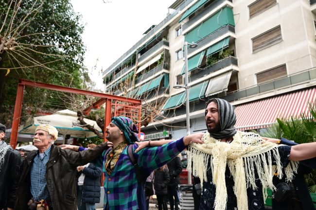 Απόκριες: Η παραδοσιακή Πατινάδα της Λέσβου ξεσήκωσε το Παγκράτι [βίντεο - εικόνες]