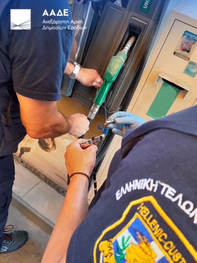 Η ΑΑΔΕ σφράγισε τρία πρατήρια στην Αττική για δύο χρόνια - Παρεμβάσεις σε αντλίες και στο λογισμικό εισροών-εκροών