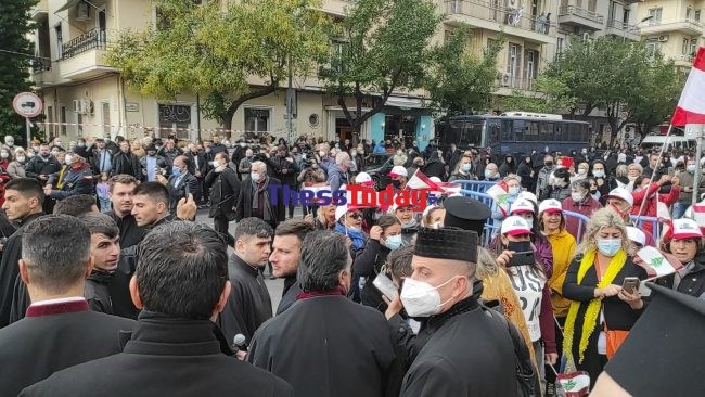 Θεσσαλονίκη: Συνωστισμός εκατοντάδων πιστών χωρίς μάσκες στη λιτανεία του Αγίου Δημητρίου- Επαναλαμβάνεται το 2020 [εικόνες-βίντεο]
