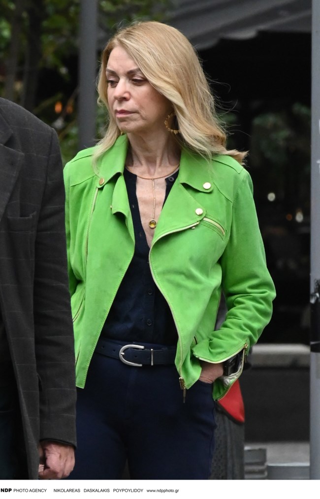 H Έλλη Στάη chic στην Πανεπιστημίου - Με σουέντ πράσινο jacket