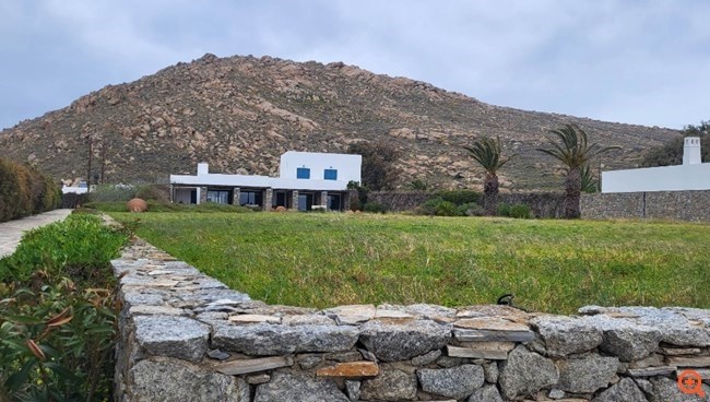 Ξαναβγαίνουν στο "σφυρί" τα πολυτελή ακίνητα της οικογένειας Εμφιετζόγλου σε Μύκονο και Μαρούσι