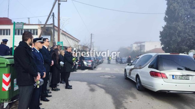 Θρήνος στην κηδεία του 32χρονου αστυνομικού που σκότωσε ο Νορβηγός - "Γιατί παλικάρι μου" σπάραζε η μητέρα του [εικόνες-βίντεο]