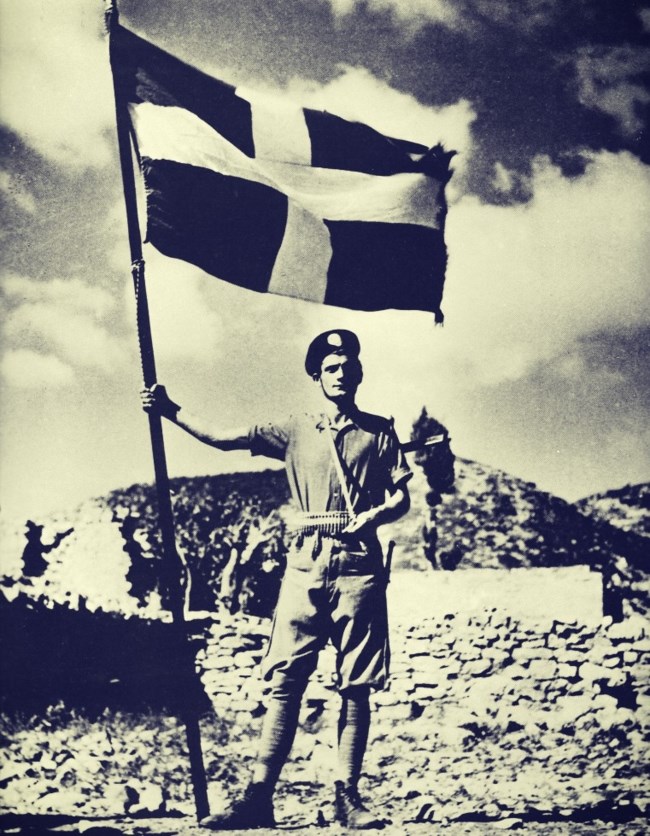 Πέθανε σε ηλικία 99 ετών ο αντάρτης του ΕΛΑΣ Αντώνης Αρβανίτης - Η διάσημη φωτογραφία του με τη σημαία