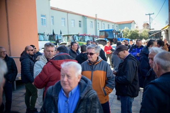 Σε εξέλιξη η κρίσιμη σύσκεψη των αγροτών: Εξετάζουν κάθοδο με τρακτέρ στην Αθήνα και αποκλεισμό εθνικών οδών