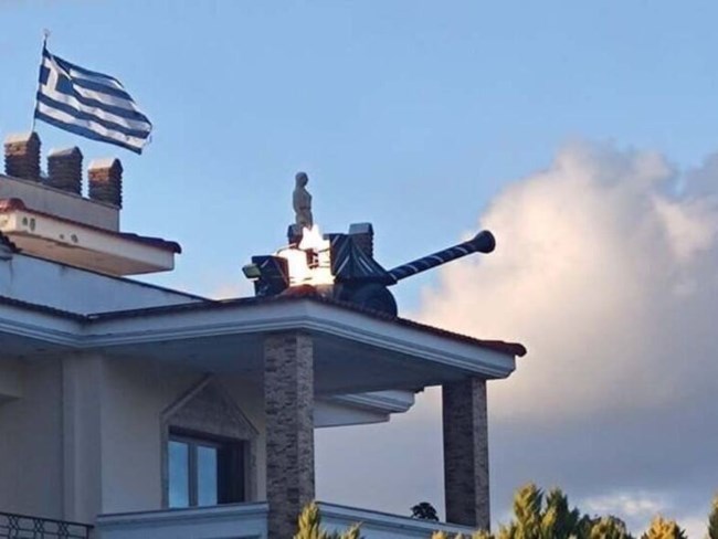 Αχαΐα: Απίστευτο κι όμως αληθινό - Έκανε το σπίτι του..."στρατόπεδο"! [Εικόνες]
