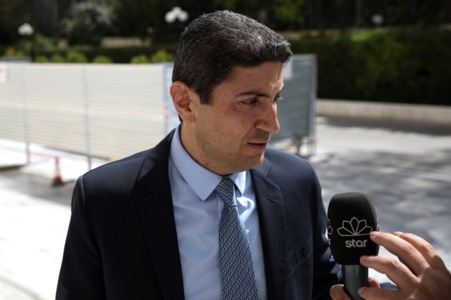 "Μην ασχολείστε, έχω ασυλία" είπε ο Αυγενάκης στους αστυνομικούς - Του έκανε μήνυση τελικά ο υπάλληλος του αεροδρομίου