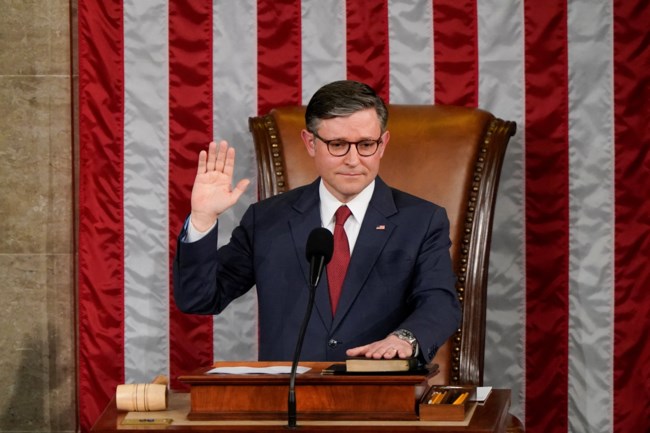 ΗΠΑ: Ο εκλεκτός του Τραμπ, Μάικ Τζόνσον, επανεξελέγη πρόεδρος της Βουλής των Αντιπροσώπων - "Θρίλερ" με την ψηφοφορία