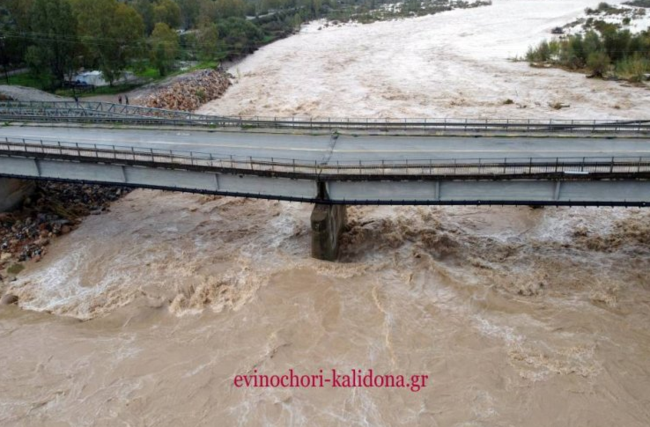 Αιτωλοακαρνανία: Κατέρρευσε η γέφυρα του Εύηνου - Μεγάλες καταστροφές στο οδικό δίκτυο [εικόνες]