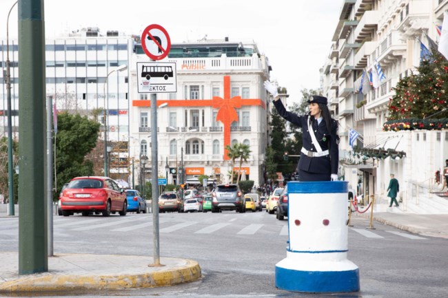 Το "βαρέλι" του τροχονόμου επέστρεψε στο Σύνταγμα...για τα παραδοσιακά δώρα! [Εικόνες]