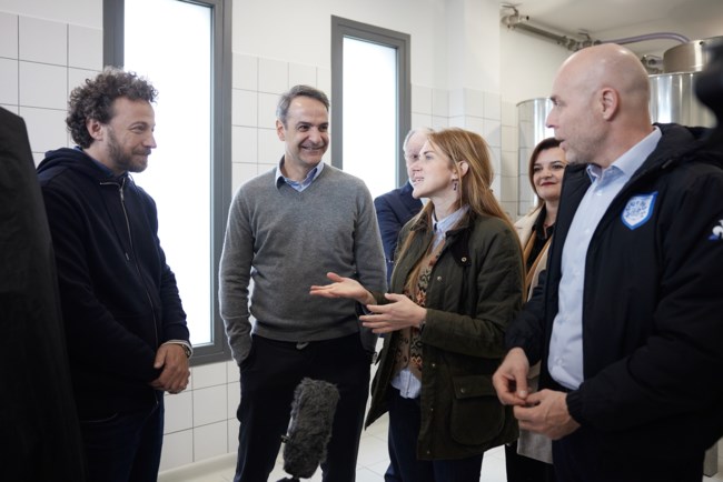 Η επίσκεψη Μητσοτάκη σε εταιρεία εμφιάλωσης στα Ιωάννινα: Εδώ χτυπάει η καρδιά της παραγωγικής Ελλάδος