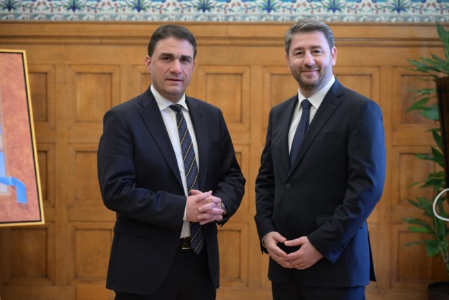Ποιοι είναι οι τρεις νέοι επιστήμονες που κατεβαίνουν υποψήφιοι ευρωβουλευτές με το ΠΑΣΟΚ