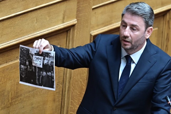 Γκάφα Αυγενάκη στη Βουλή: "Βάφτισε" ΠΑΣΟΚο τον Σημανδράκο με φωτογραφία από... καρναβάλι